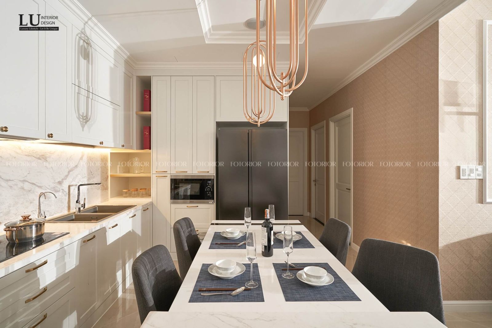 Tủ bếp kịch trần bằng gỗ tự nhiên, mặt bếp phủ đá quartz cao cấp giúp không gian thêm phần tinh tế