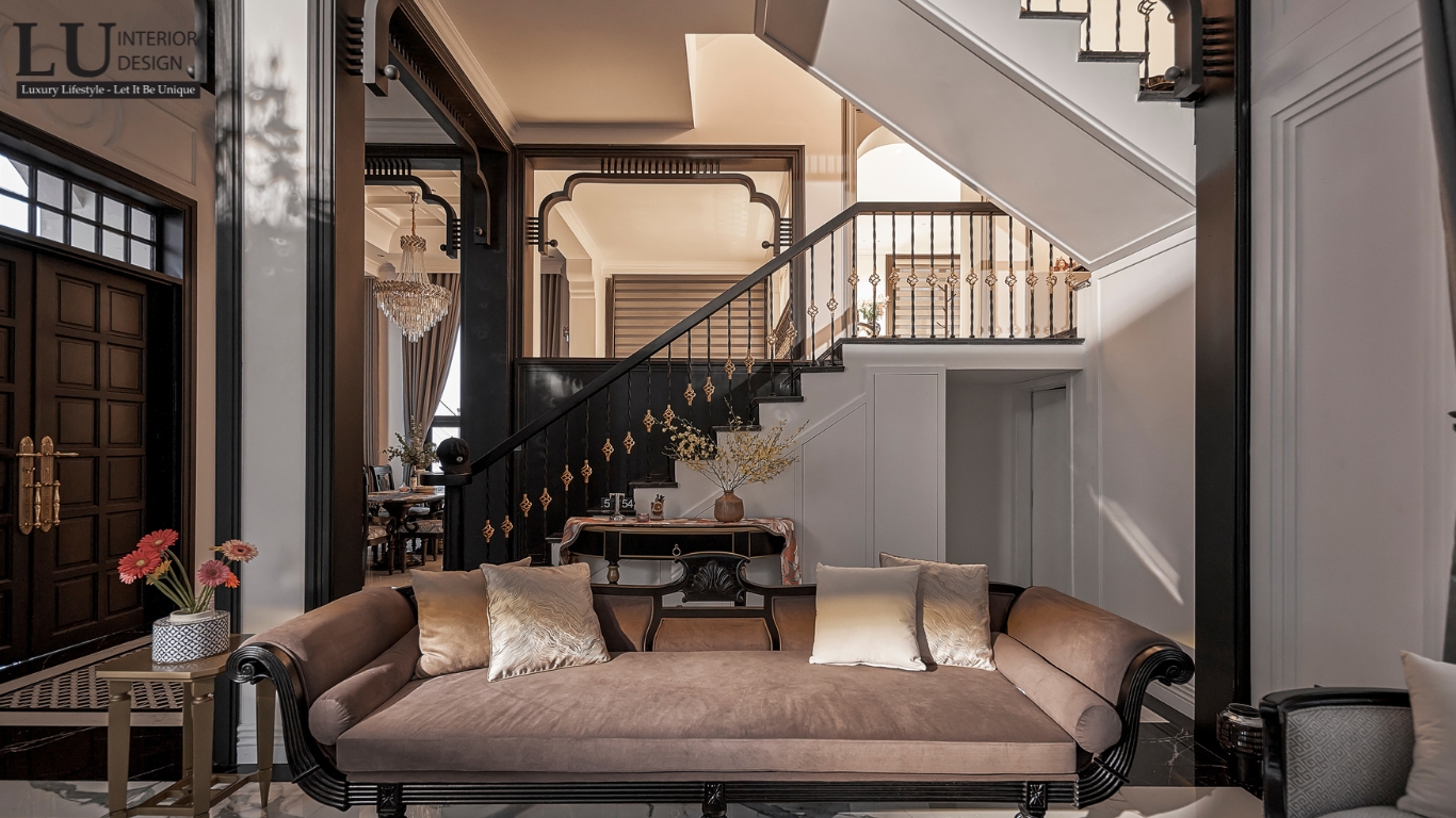 Bộ sofa kem và các chi tiết gỗ tự nhiên, tạo không gian sang trọng và ấm cúng