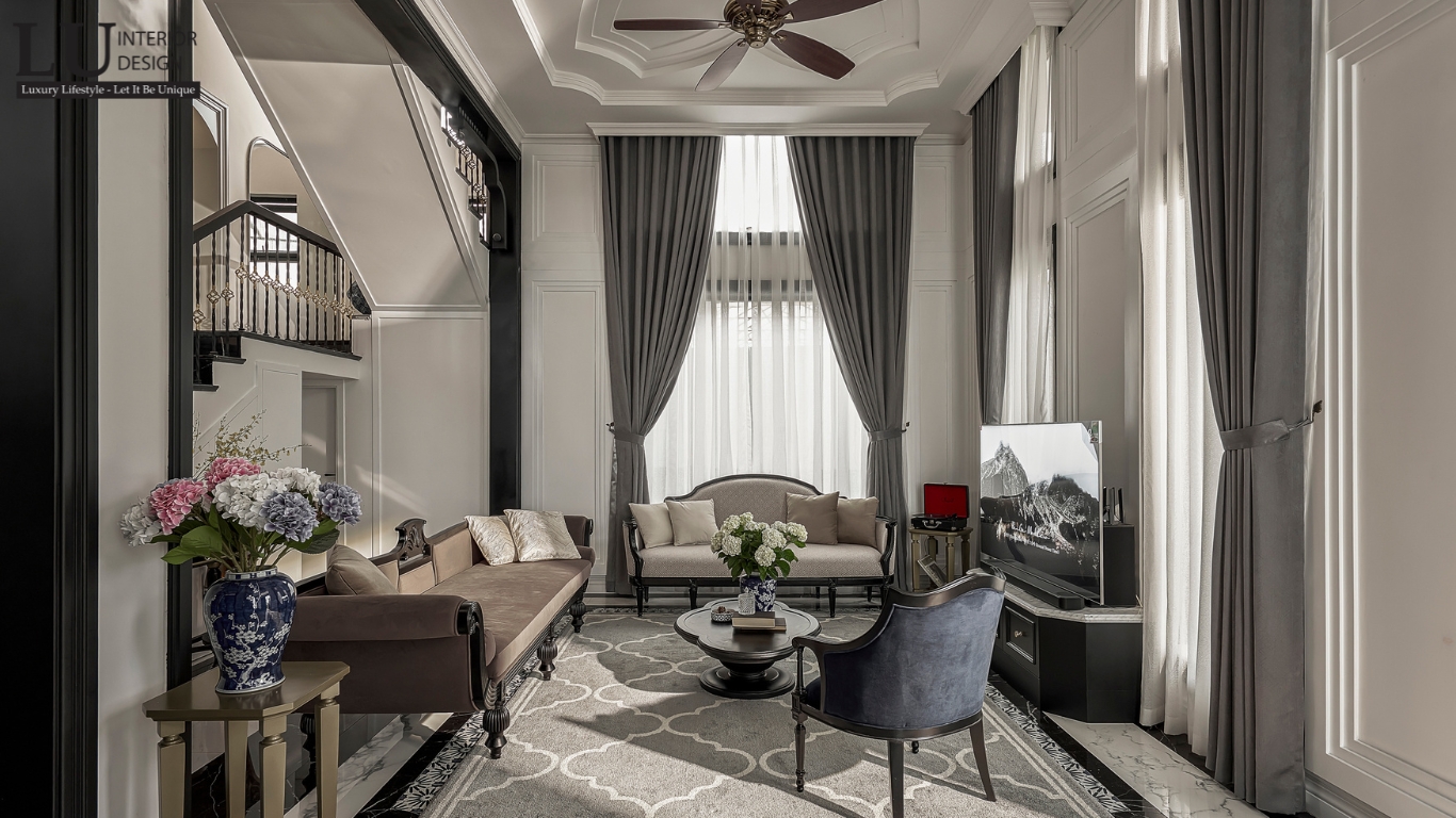 Bộ sofa bọc vải kem, bàn trà gỗ và chậu hoa sứ là những chi tiết đặc trưng