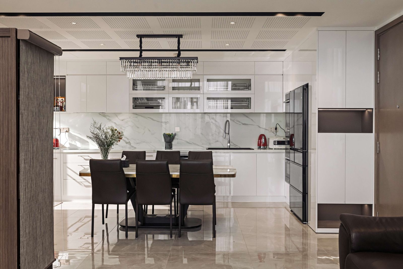 Thiết kế thi công nội thất căn hộ the infiniti riviera point nổi bật với bàn ăn và không gian tươi sáng